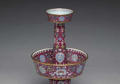 图片[2]-Candle with Indian lotus and Eight Treasures decor in famille rose on a dark red ground, Qing dynasty, Qianlong reign (1736-1795)-China Archive